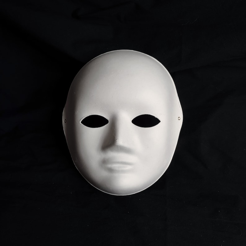 Pu&ograve; includere: Una maschera bianca vuota con fori per gli occhi e una bocca semplice. La maschera &egrave; realizzata in un materiale liscio e opaco e ha una forma leggermente arrotondata.