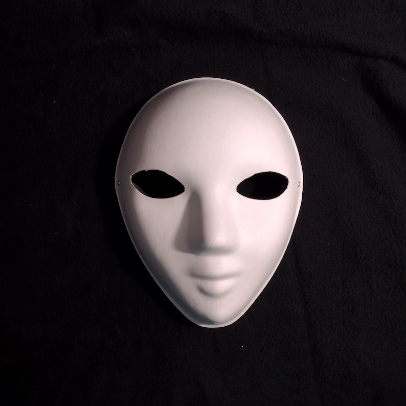 Pu&ograve; includere: Una maschera bianca vuota con due fori per gli occhi e un semplice naso e bocca. La maschera &egrave; realizzata in un materiale liscio e leggero.