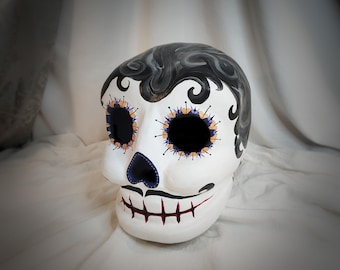 Grande maschera di cartapesta a forma di teschio per il Giorno dei Morti di Halloween