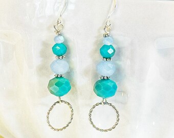 Pendientes de cristal color verde azulado con baño de plata: aros bohemios