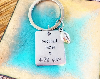 Handstamped voetbal moeder sleutelhanger, gepersonaliseerde voetbal, voetbal nummer, mother's Day, gepersonaliseerd voor mam, sport moeder, voor haar