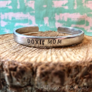 Dachshund Mom Bracelet, Dachshund Bracelet, Doxies, Dog Bracelet, Dachshunds, Doxie Mom, Sausage Dog, Weenie Dog, Doxie Mama, Handstamped