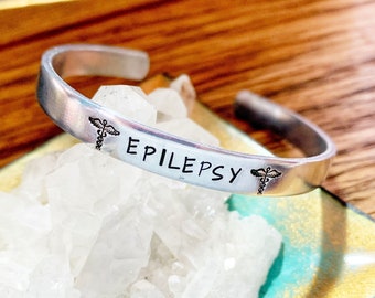Personalisiertes handgestempeltes medizinisches Alarmarmband, medizinische ID, EMS Alarm Schmuck, Epilepsie, Anfallsalarm, Krampfanfall, Anfall Armband
