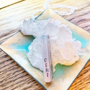 Collar de mamá 3D con marca de mano, nombres personalizados para niños, nombre para niños, colgante de cubo, Día de la madre, cumpleaños de la mamá, cuatro lados