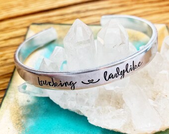 Handstamped F * cking Ladylike Snarky Bracelet, MADURO, Pulsera de palabra maldita, Pulsera apilable, Feminista, Feminismo, Regalo sarcástico para ella