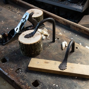 Oak leaf holdfast, for Φ19mm or 3/4 inch hole, handforged.