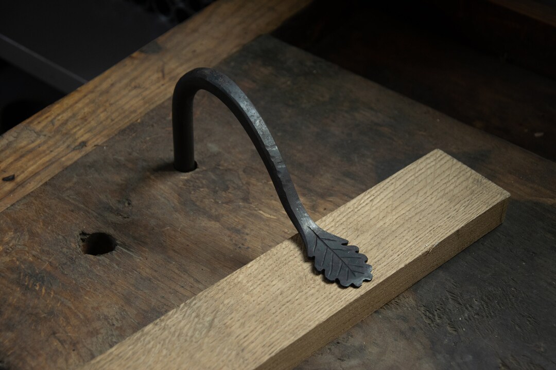 Workbench Holdfast, for Φ16mm or 5/8 Inch Hole, Oak Leaf Shape