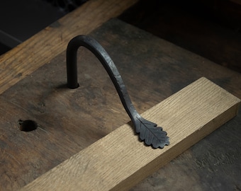 Fixation pour établi, pour trou de Φ16 mm ou 5/8 po., forme feuille de chêne, forgé à la main.