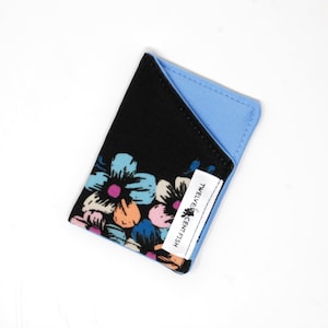 Cartera minimalista de lona negra con diseño floral