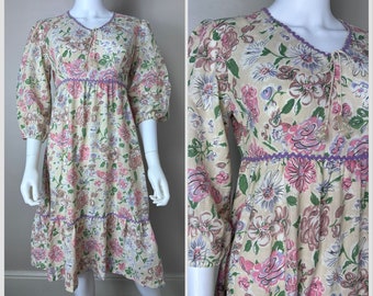 Vestido midi vintage de los años 70 en color crema y rosa con estampado floral, talla pequeña, estilo campesina de las praderas.