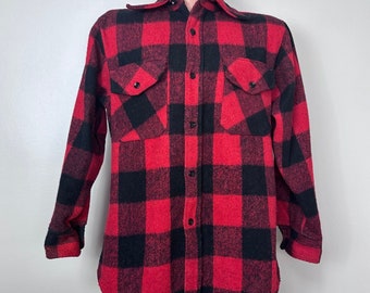Vintage jaren 60/70 rood en zwart buffelgeruit dik overhemdjack, Kings Road Sears herenwinkel, maat medium