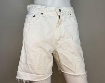 Pantaloncini da donna vintage anni '90 in denim bianco, modello Levi's 550, vita 28".