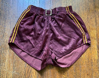 Pantalones cortos deportivos vintage de los años 50, color burdeos, con rayas doradas, cinturón y relleno en las caderas, marca Oliver Bros Phila Pa Athletic Wear, talla pequeña, para boxeo.