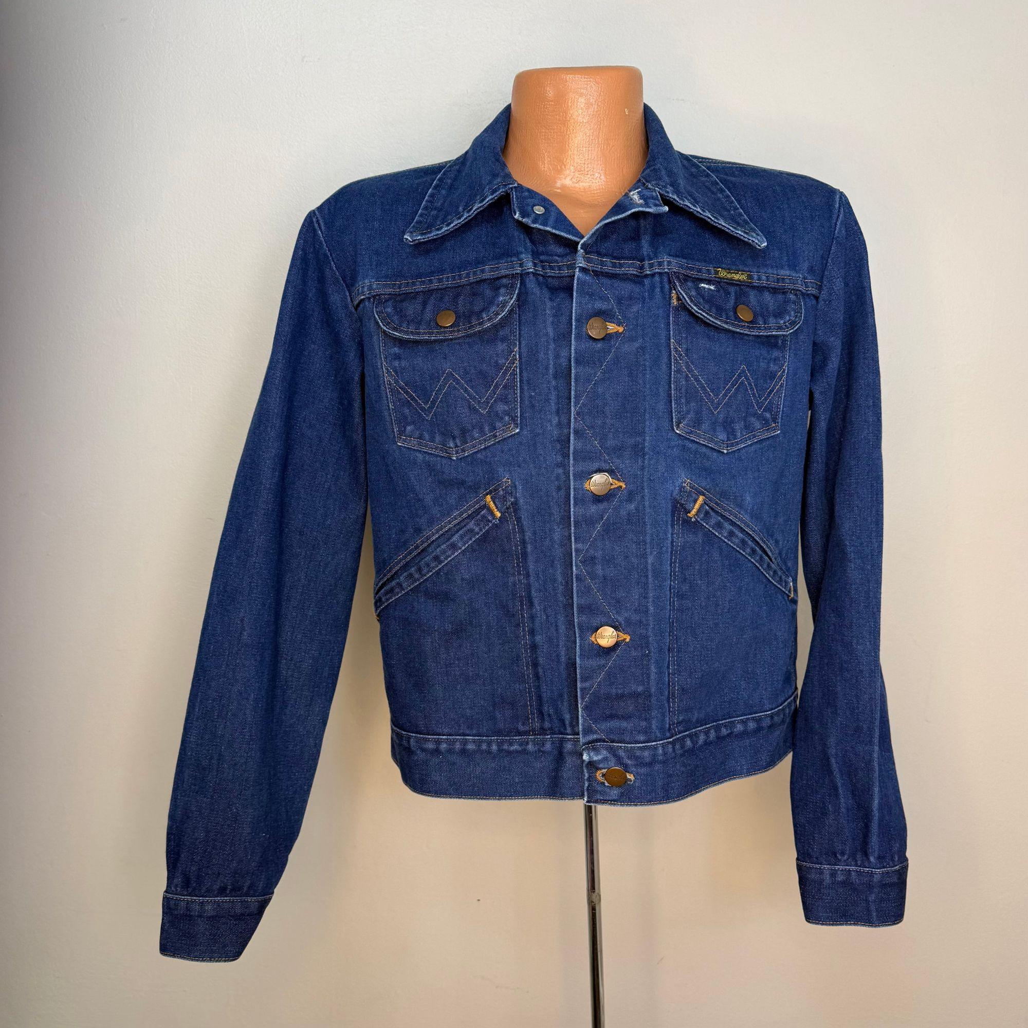 Video's over Wat is Groothandel Heren Streetwear Knop Was Blauw Denim Jas OEM Aangepaste Mode Lege Holle Ontwerp Buiten Werken Denim Jas voor Mannen