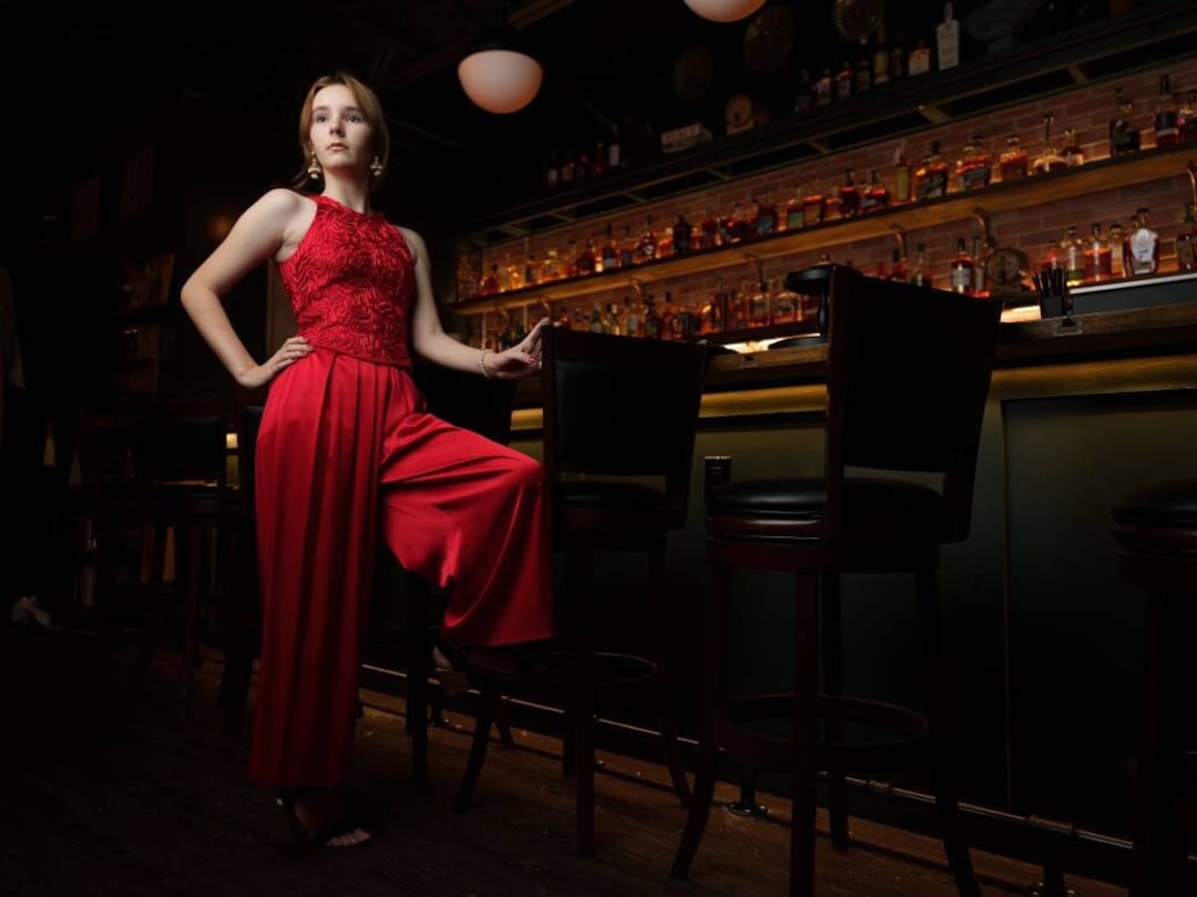 Robe Cocktail CARMEN MARC VALVO Vintage - Lin Noir, Perles & Clous - Dos Découpé - Taille 6