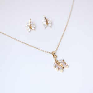 Swarovski Crystal vine leaves Bridal Jewelry, Bridesmaid Earrings And Necklace, Crystal Earrings, Maid Of Honor Gift Cz
