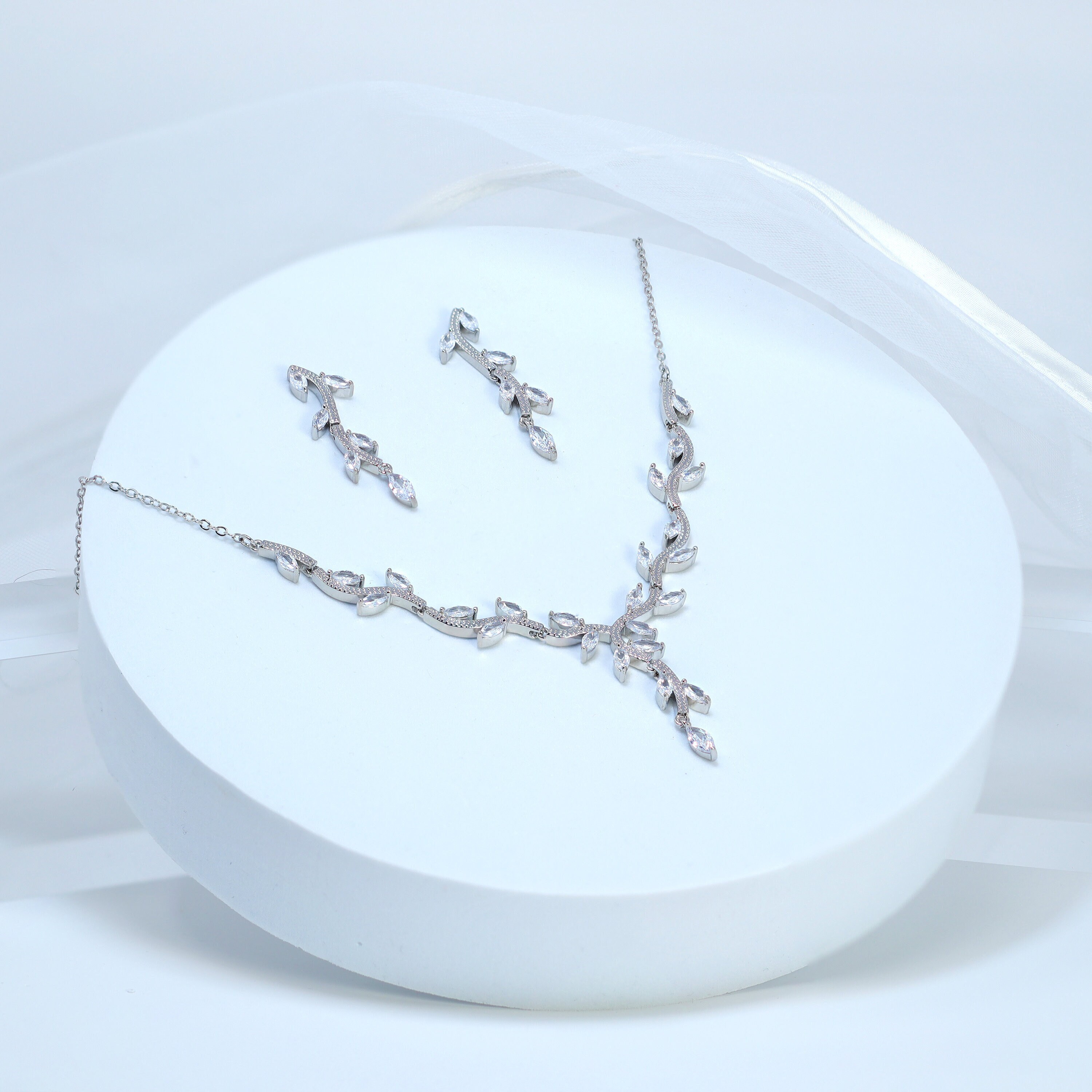 ★WEST★ Swarovski crystal slit necklaceWI9071111 Swarovski Crystal Dainty Leaves Branch Necklace, Long Bridal