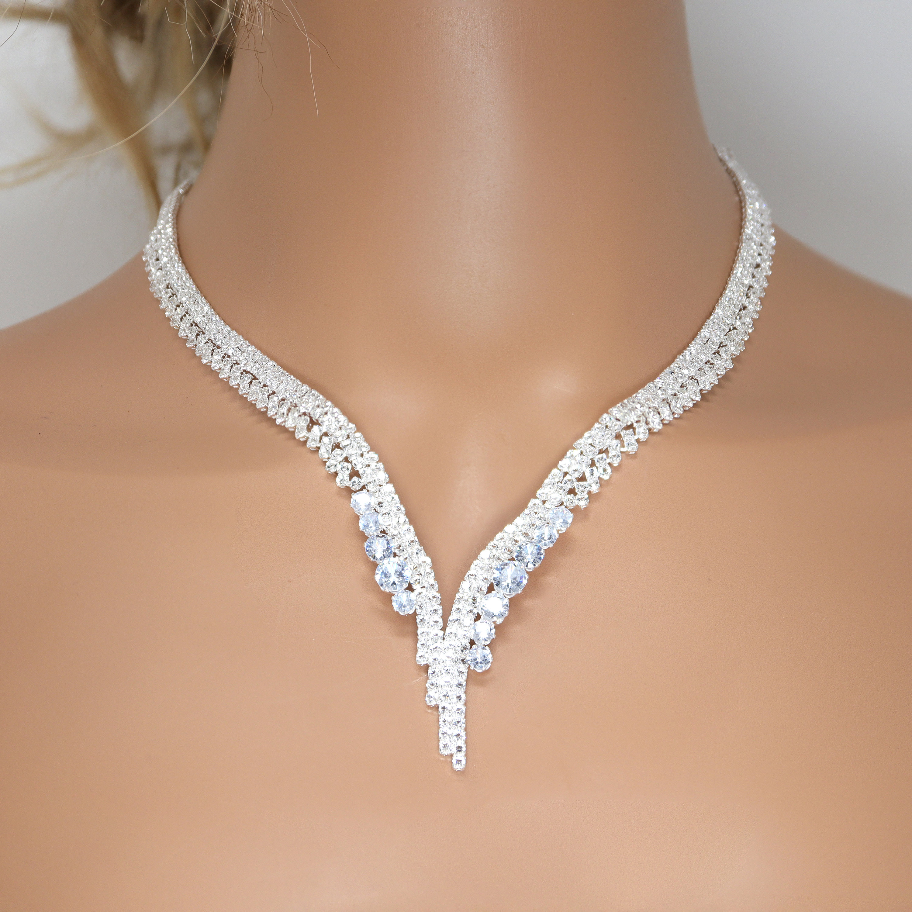 希少⭐︎ Swarovski V字型クリスタルネックレス　リーフ　スワロフスキー 希少⭐︎ Swarovski V字型クリスタルネックレス リーフ