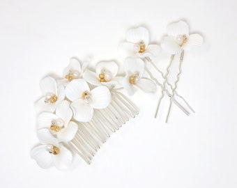 Flores blancas de cerámica perla de agua dulce oro peine de pelo y alfileres de pelo conjunto, pieza de pelo nupcial, accesorios para el cabello de novia, accesorio para el cabello de la boda.