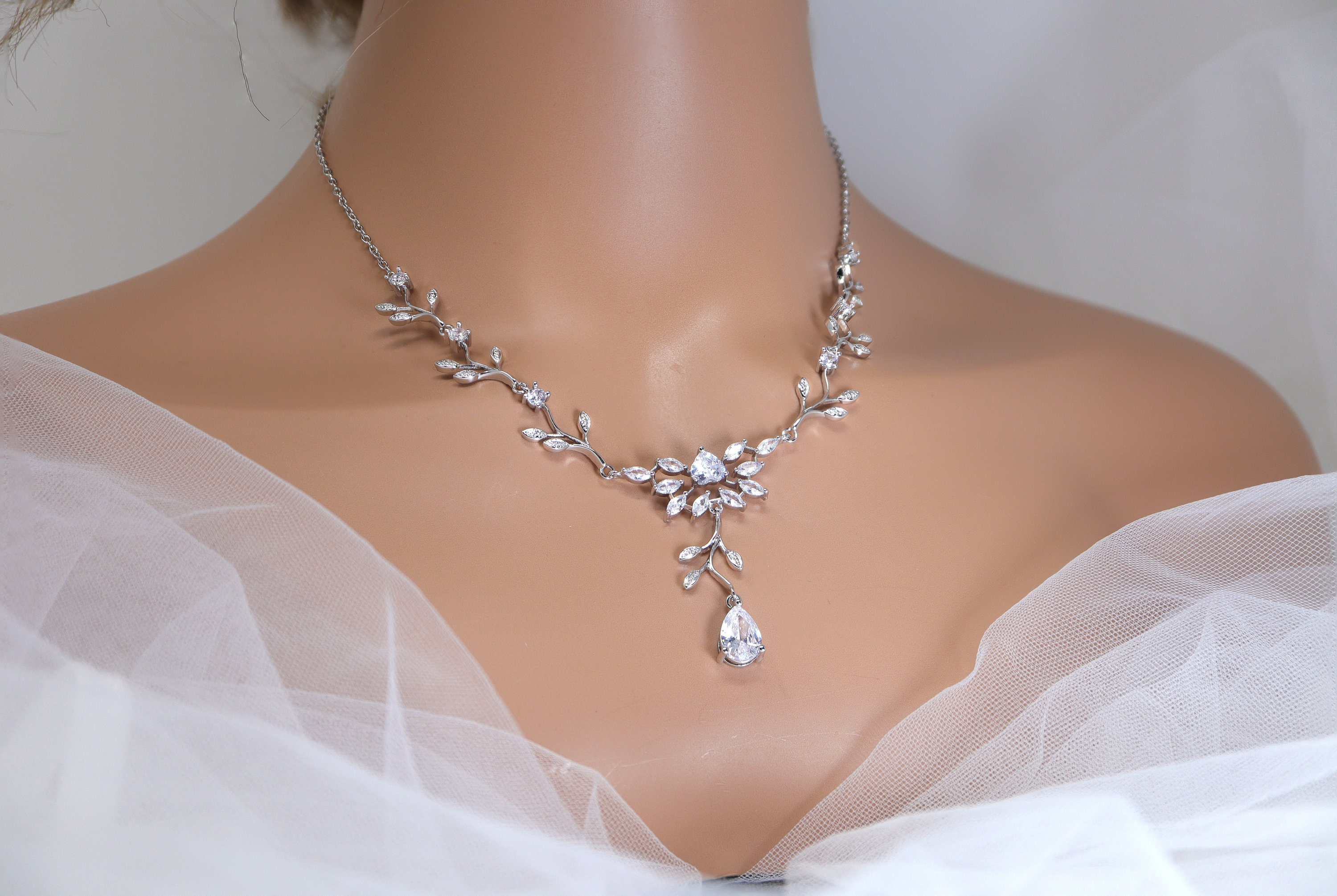 スワロフスキークリスタルのエセリアルフラワーのネックレス