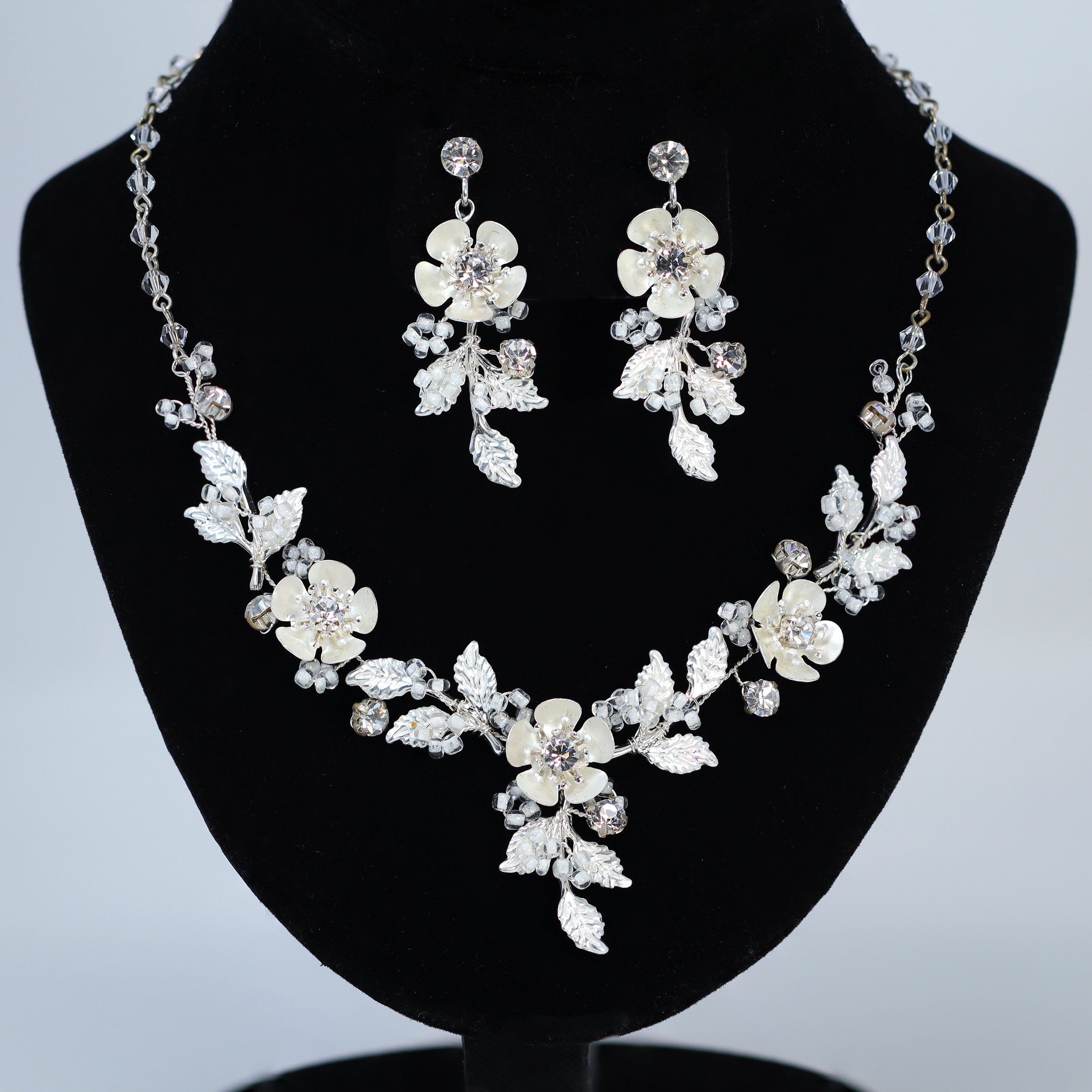NWT Genuine Swarovski Crystal And Delicate Pearl Crystal Floral Silver Tiara Swarovski Crystal Silver Floral Tiara , Long Bridal Jewelry  main image 3