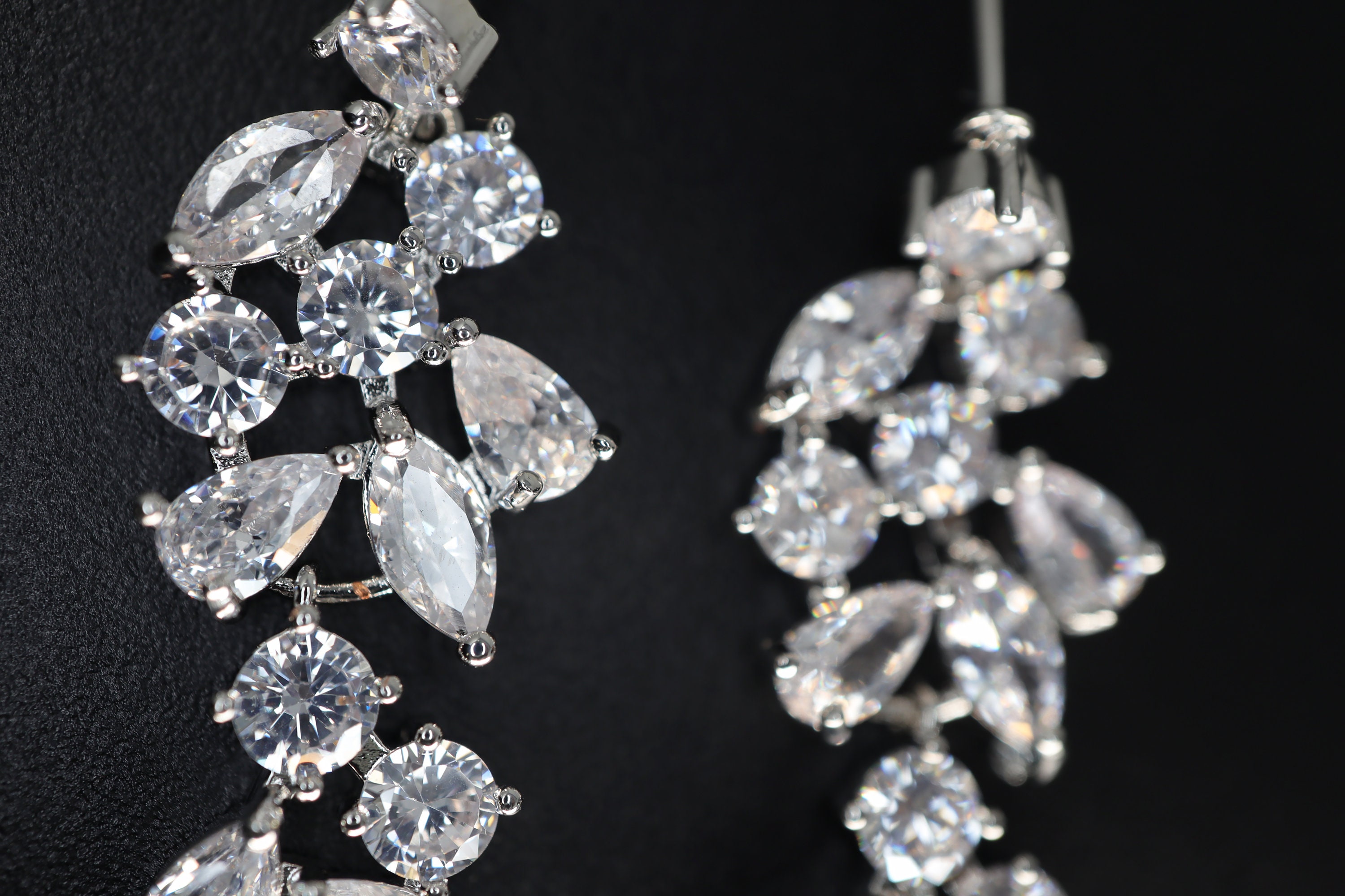Orecchini pendenti con foglie di cristallo Swarovski e diamanti, gioielli da sposa lunghi, orecchini da sposa, orecchini da sposa in cristallo, orecchini importanti con zirconi - Italia