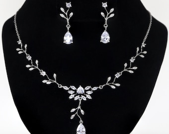 スワロフスキークリスタルのエセリアルフラワーのネックレス