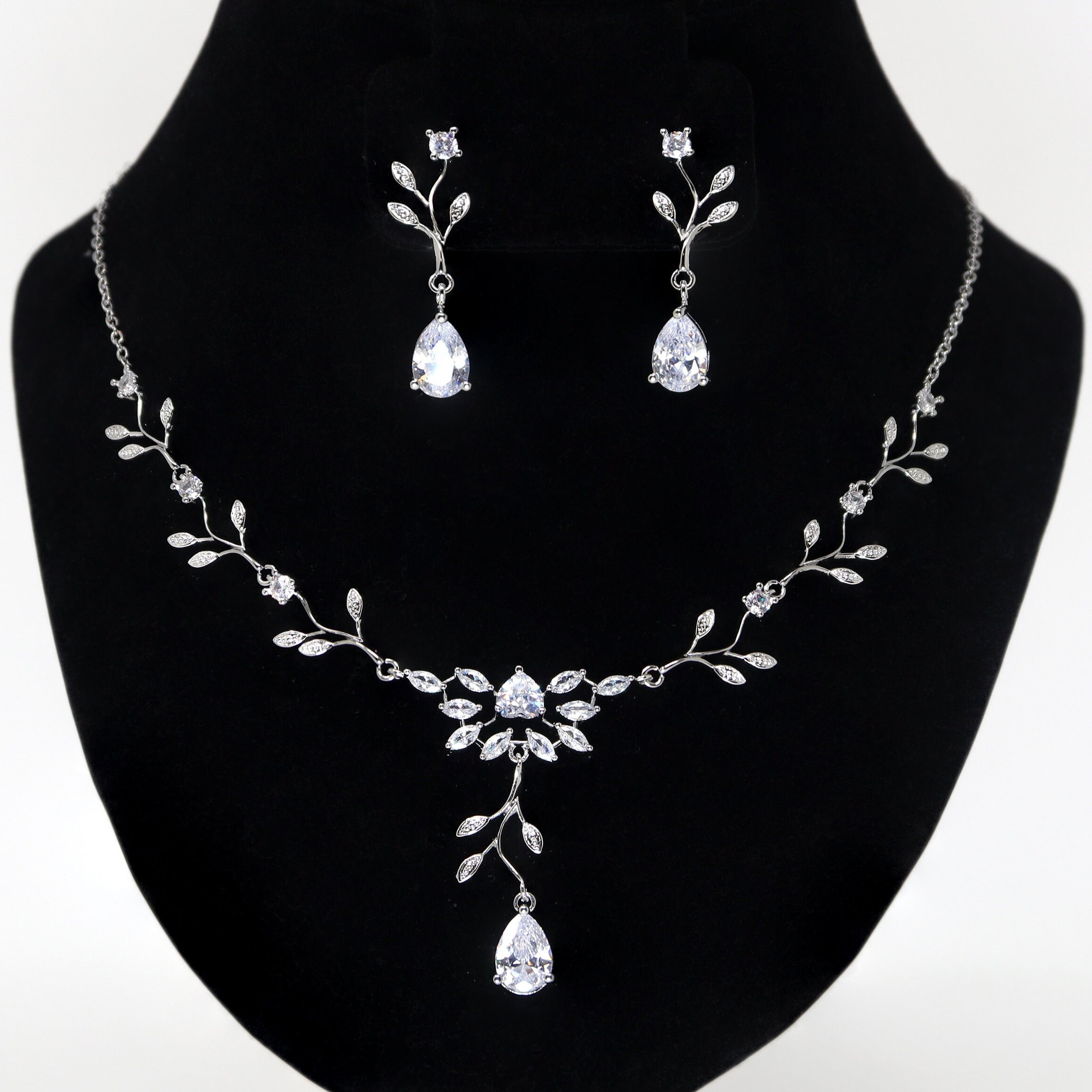 クリスタル ネックレスとイヤリング セット スワロフスキークリスタルのエセリアルフラワーのネックレス