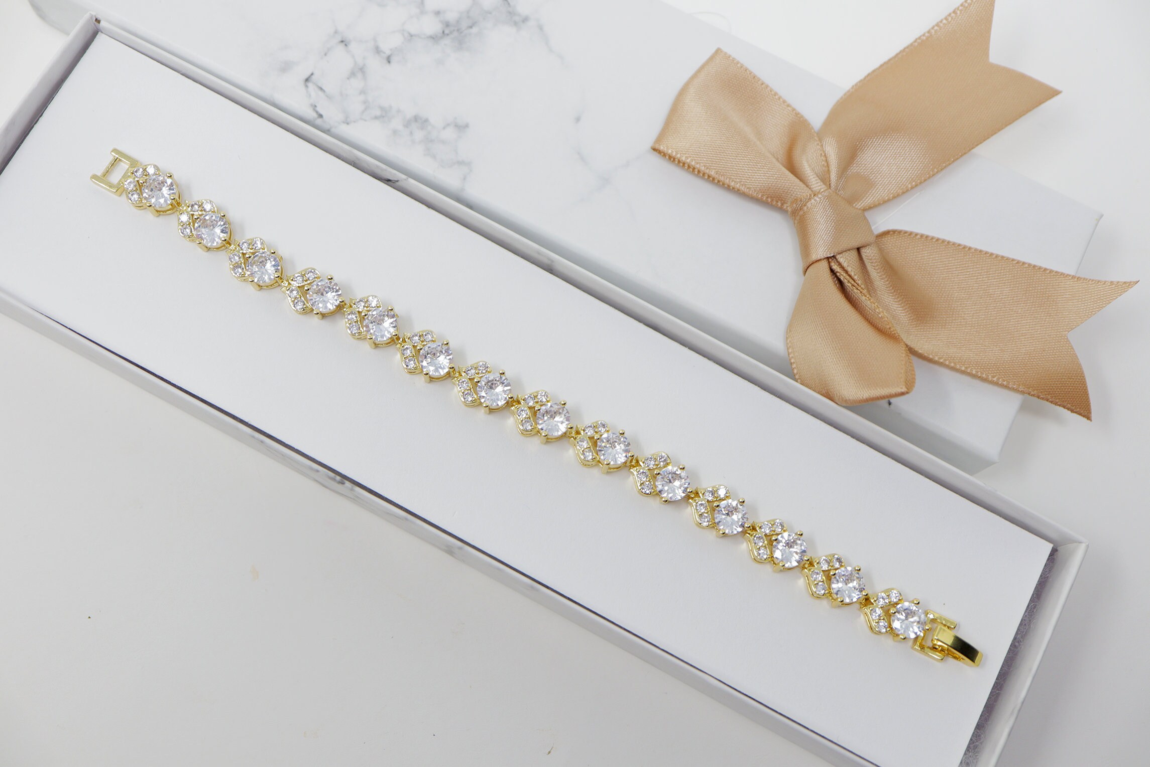 Lovisa - Piercing A Barretta Per Ombelico Color Argento In Titanio Con Dettagli A Goccia In Zirconia Cubica