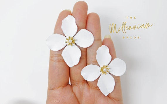 FUA Flower petal 片耳ピアス　ivory color FUA Flower petal 片耳ピアス ivory color FUA Flower petal