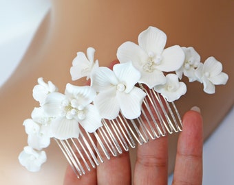 Peine de pelo de perlas de flores blancas de cerámica, pieza de pelo de novia, accesorios para el cabello de novia, accesorio para el cabello de boda.