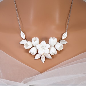 Collar de pétalos de porcelana floral y perlas naturales, collar de novia, collar llamativo, regalo para ella.