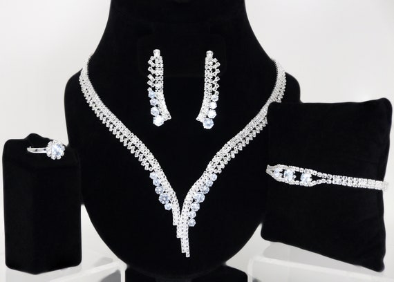 SWAROVSKI　スワロフスキー　シルバー　ネックレス　V字 美品 SWAROVSKI スワロフスキー アクセサリー ネックレス V字