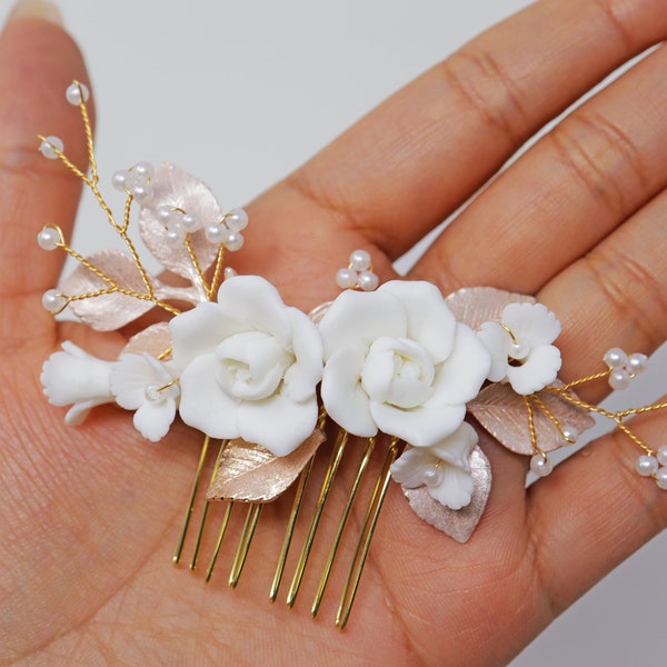 Boucle d'oreille et postiche de mariée en céramique de style baroque avec fleurs blanches, accessoires de cheveux de mariée, accessoire de cheveux de mariage.