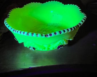 Dê um toque de brilho à sua coleção: Tigela rara de vidro de urânio com pinos de diamante Norwood!