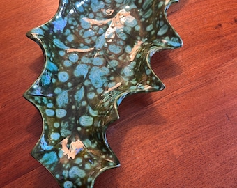 Travessa vintage de meados do século XX com folhas de azevinho e esmalte cristalino turquesa.