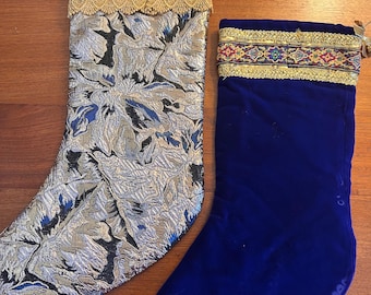 Meias de Natal vintage em veludo azul royal – brocado metálico, detalhes em dourado com aplicações de joias.