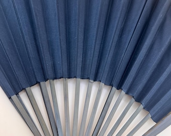 Leque de mão clássico de tecido preto de 18 polegadas com estrutura de madeira - Possível herança vitoriana de luto