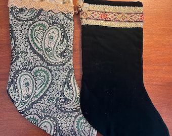 Par de meias de Natal feitas à mão – Brocado vintage e veludo com detalhes dourados