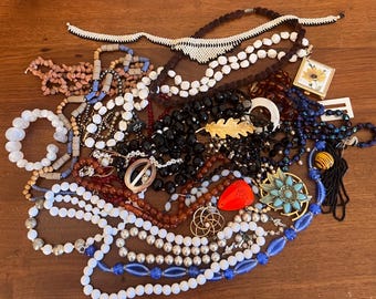 1 1/2 libra de bijuterias: colares, brincos, etc. Saco G.