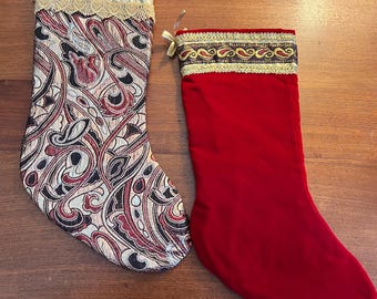 Par de meias de Natal vintage feitas à mão – brocado paisley e veludo vermelho