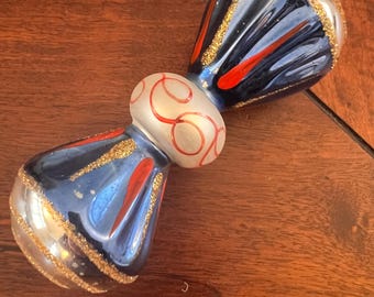 Enfeite vintage Christopher Radko “Holiday Popper” - Ampulheta dupla em vidro soprado à mão nas cores azul, vermelho e dourado, peça rara de colecionador fora de linha.