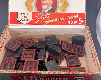 Blocos de impressão tipográfica vintage com caixa de charuto “Still Havana Rich”