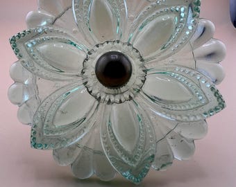 Prendedor de cortina floral em vidro prensado verde-depressão com ferragens em latão