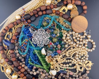 1 1/2 libra de bijuterias: colares, brincos, etc. Sacola F.