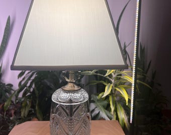 Luminária de mesa vintage Heisey Fancy Loop nº 1205 | 25 cm de altura, vidro prensado antigo sobre base de mármore | Luminária de mesa Heisey reciclada