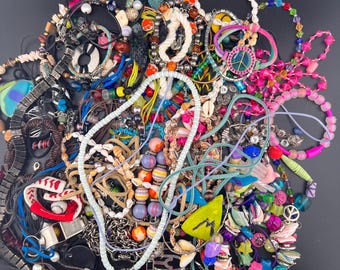 1 1/2 libras de bisutería: collares, prendedores, aretes, etc. Bolsa D.