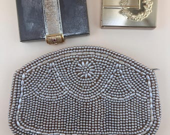Conjunto Vintage Anos 50 para Noite: Clutch Cinza com Pérolas (Fabricada no Japão) + Estojos de Pó Compacto Dourados Volupté e Britemode – Conjunto Glamour de Meados do Século XX