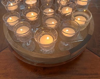 Elegante conjunto vintage de centro de mesa em vidro prensado antigo – bandeja de madeira com 19 taças de vinho e velas de chá.