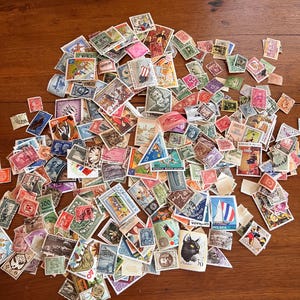 500 sellos postales antiguos de todo el mundo, de los años 1900 a 1970, de muchos países, usados y sin usar. Lote A.